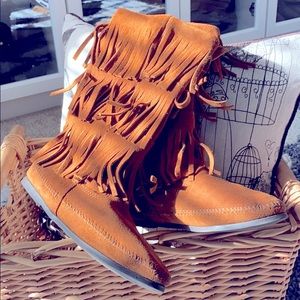 Minnetonka 3 Layer Fringe Boot Size:8